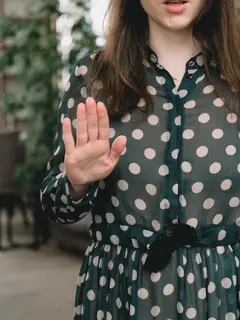 Menolak ajakan nongkrong bukan berarti kamu teman yang buruk. Ketahui cara menyampaikannya dengan sopan tanpa menimbulkan rasa canggung. [Dok/Pexels.com/SHVETS production].