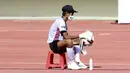 Anak gawang mengelap bola sebelum pertandingan antara Persikabo 1973 melawan Arema FC pada laga Piala Menpora di Stadion Manahan, Solo, Minggu (21/3/2021). (Bola.com/M Iqbal Ichsan)
