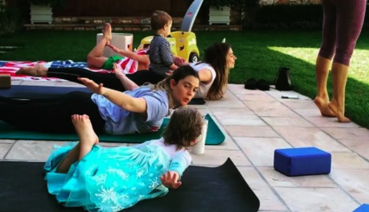 Artis cantik, Drew Barrymore juga mempraktekkan yoga secara rutin. Drew juga pernah mengunggah fotonya tengah berlatih yoga bersama si mungil Olive di akun Instagram. (Instagram/@drewbarrymore)