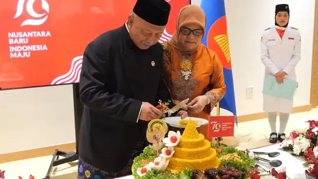 Pemotongan tumpeng oleh Dubes RI untuk Uni Emirat Arab Husin Bagis sebagai wujud syukur atas HUT ke-79 RI dilakukan seusai upacara di KBRI Abu Dhabi, Sabtu (17/8/2024).
