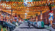 Jalanan di Den Haag, Belanda disulap menjadi lautan oranye jelang Piala Dunia 2026. (AP Photo/Patrick Post)