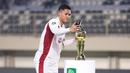 Pemain Garudayaksa, Taufik Hidayat swafoto dengan piala Pegadaian Championship dalam babak final di Stadion Maguwoharjo, Sleman, pada Sabtu (9/5/2026) malam WIB.