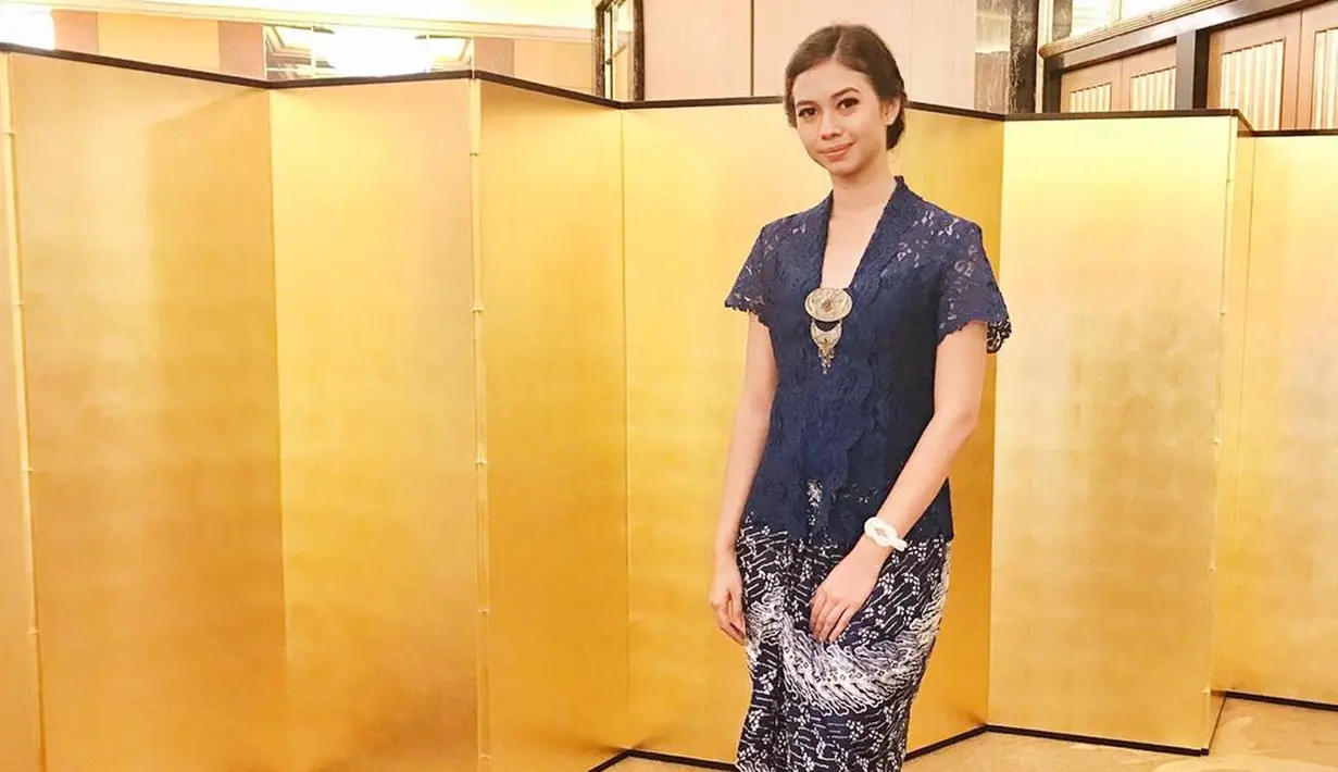 Yuki tampil anggun mengenakan kebaya lengan pendek berwarna biru dengan kombinasi rok batik warna senada. (Liputan6.com/IG/@yukikt)