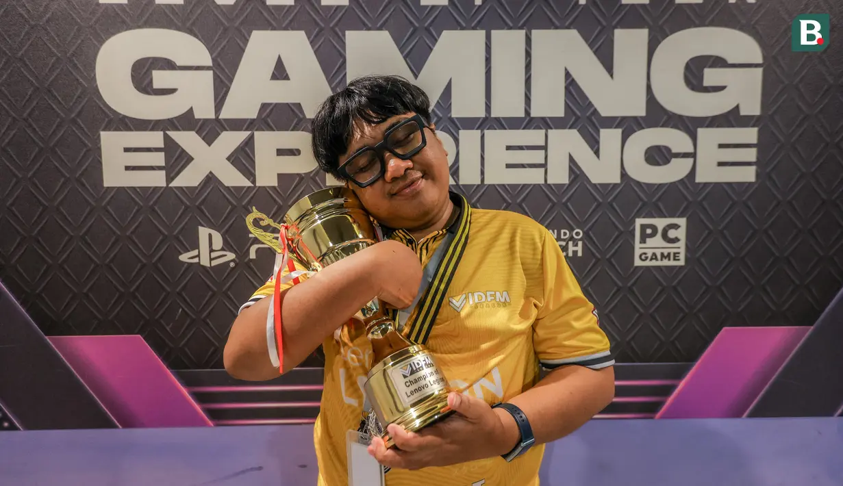 Atlet e-sports Indonesia Syamsul Arip mengambil foto dengan kigtadnya setelah memenangkan Lenovo Legion IDFM 2025 yang diadakan di Sentinel Cyber ​​Arena, Jakarta Timur, Minggu (02/23/2025). (Ball.com/bagaskara lazuardi)