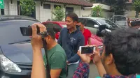 Aktor Tora Sudiro saat tiba di BNN. (Liputan6.com/Nanda Perdana Putra)