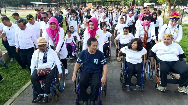 Iriana Joko Widodo bersama istri wakil presiden dan istri menteri melakukan jalan sehat keluarga pada Minggu (8/12/2019) pagi. (Foto: Muchlis Jr - Biro Pers Sekretariat Presiden)