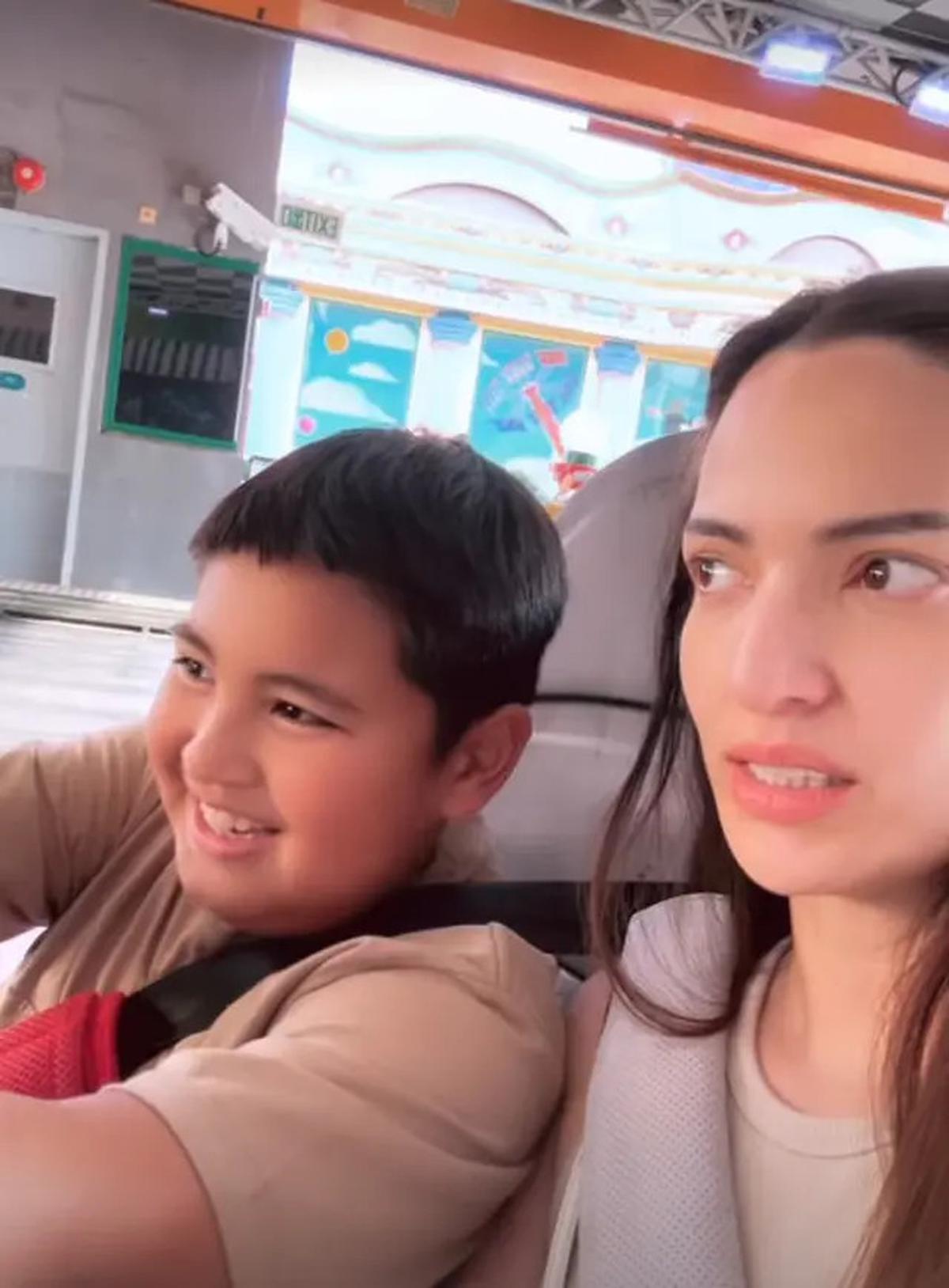 Potret Cantik Nia Ramadhani dengan Bare Face Rayakan Ultah Mainaka di Hongkong