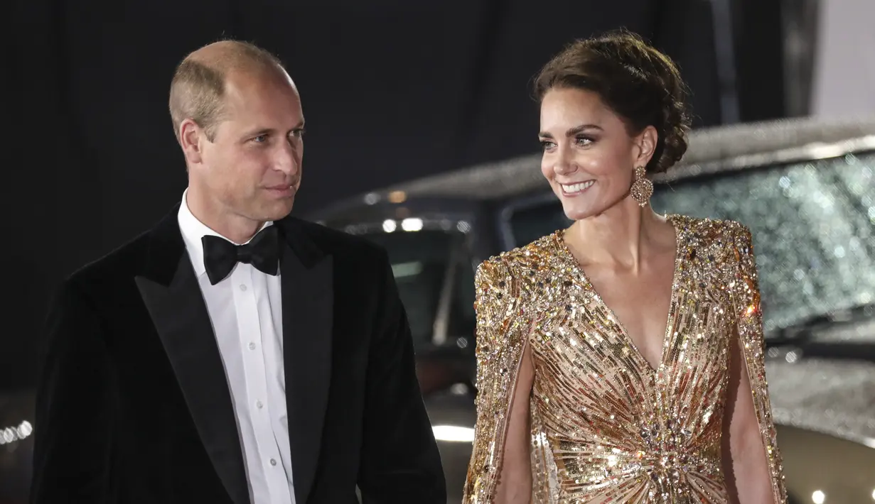 Pangeran William dan Kate Middleton tiba untuk pemutaran perdana premier film James Bond terbaru, No Time To Die, di London, Selasa (28/9/2021). Bersama Kate, Pangeran William tampil formal dalam setelan tuksedo beludru berkerah satin yang mewah rancangan Arthur Sleep. (Vianney Le Caer/Invision/AP)