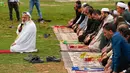 Warga Palestina melakukan usai salat Istisqa di Kota Gaza, Palestina, Rabu (16/11). Salat Istisqa merupakan ibadah umat Muslim untuk meminta diturunkannya hujan. (REUTERS)