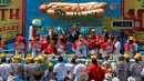 Sejumlah peserta berlomba memakan Hot Dog di Nathan's Famous 4 Fourth of July International Hot Dog-Eating Contest, New York , AS, (4/7).  Salah satu lomba makan Hot Dog terbesar diikuti peserta pria dan wanita. ( REUTERS / Andrew Kelly)
