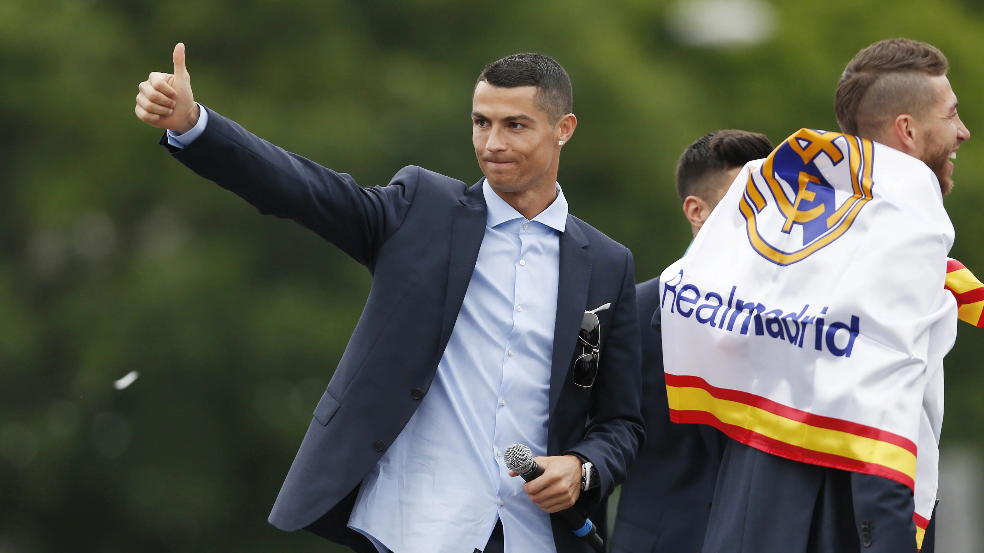 Striker Real Madrid, Cristiano Ronaldo, saat merayakan kemenangan Liga Champions di Monumen Cibeles, Madrid, Minggu (27/5/2018). Real Madrid menggelar pawai kemenangan bersama fans usai menjuarai Liga Champions 2018. (AP/Francisco Seco)
