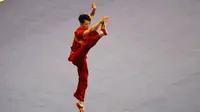 Atlet Wushu Indonesia, Charles Sutanto saat beraksi, pada Kejuaraan Dunia Wushu 2015 di Istora Senayan, Jakarta, Minggu(15/11/2015). (Bola.com/Nicklas Hanoatubun)