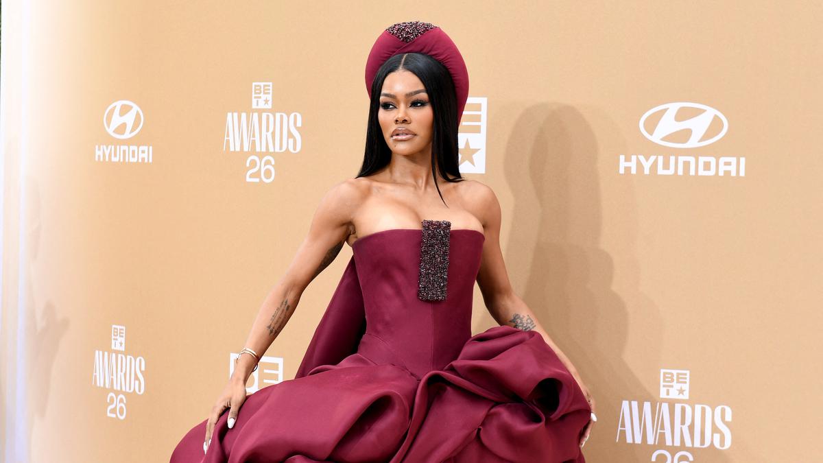 Teyana Taylor Serba Burgundy di Karpet Merah BET Awards 2026, Ikon Tahun 2026