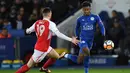 Pemain Fleetwood Town, Gethin Jones (kiri) mencoba melewati adangan pemain Leicester City, Demarai Gray pada babak ketiga Piala FA di King Power Stadium, Leicester, (16/1/2018). Leicester City menang 2-0. (AFP/Paul Ellis)