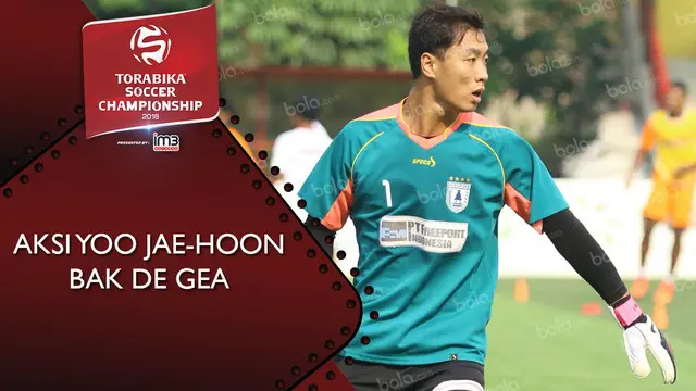 Kiper Persipura, Yoo Jae-Hoon melakukan aksi gemilang kala menahan bola tendangan Vendry Mofu dari luar kotak penalti.