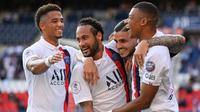Penyerang PSG, Neymar, Kylian Mbappe dan Mauro Icardi, merayakan kemenangan atas Waasland-Beveren pada laga uji coba di Parc des Princes Stadium, Sabtu (18/7/2020) dini hari WIB. PSG menang telak 7-0 atas Waasland-Beveren. (AFP/Anne-Christine Poujoulat)