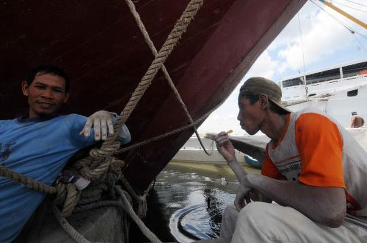 Kesibukan pengangkut barang di Sunda Kelapa jelang akhir tahun