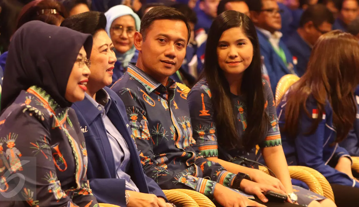 Agus Yudhoyono ditemani istrinya saat menghadiri acara HUT ke-15 Partai Demokrat, di JCC Jakarta, Selasa (7/2).(Liputan6.com/Helmi Afandi)