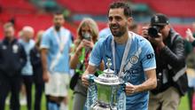 Bernardo Silva dari Manchester City memegang trofi juara setelah pertandingan final Piala FA Inggris antara Chelsea dan Manchester City di London, Sabtu, 16 Mei 2026. (AP Photo/Richard Pelham)