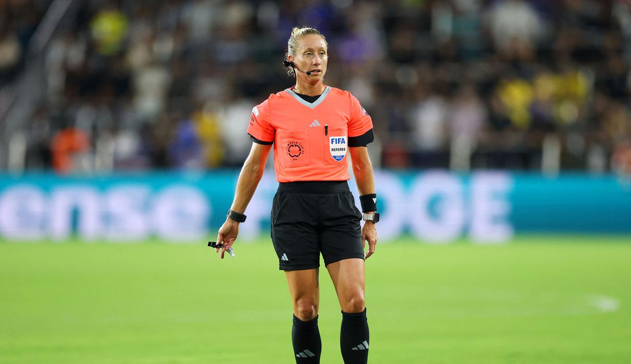 Wasit utama Tori Penso saat memimpin laga Grup H Piala Dunia Antarklub 2025 antara Real Madrid melawan Al Hilal di Audi Field, Washington, Amerika Serikat, Kamis (19/06/2025). (AFP/Kevin C. Cox)
