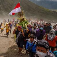 Potret Kawasan Wisata Bromo saat Yadnya Kasada 2024, Warga Tengger Khusyuk Berdoa Tak Terganggu Wisatawan