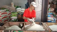 Pedagang Beras di Pasar Ciruas, Kabupaten Serang, Banten. (Kamis, 29/02/2024). (Yandhi Deslatama/Liputan6.com).