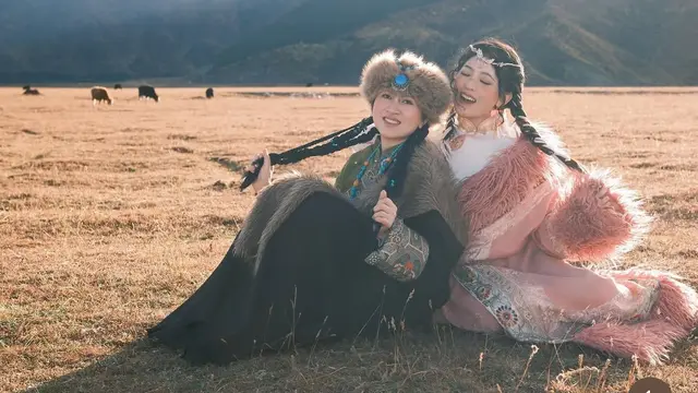 Natasha Wilona saat liburan ke China pakai baju outer berbulu. [@natashawilona12]