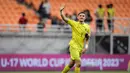 Kiper Timnas Prancis U-17, Paul Argney melambaikan tangan kepada penonton setelah mengalahkan Timnas Amerika Serikat U-17 dengan skor 3-0 pada laga Grup E Piala Dunia U-17 2023 di Jakarta International Stadium, Jakarta, Sabtu (18/11/2023). (Bola.com/Bagaskara Lazuardi)