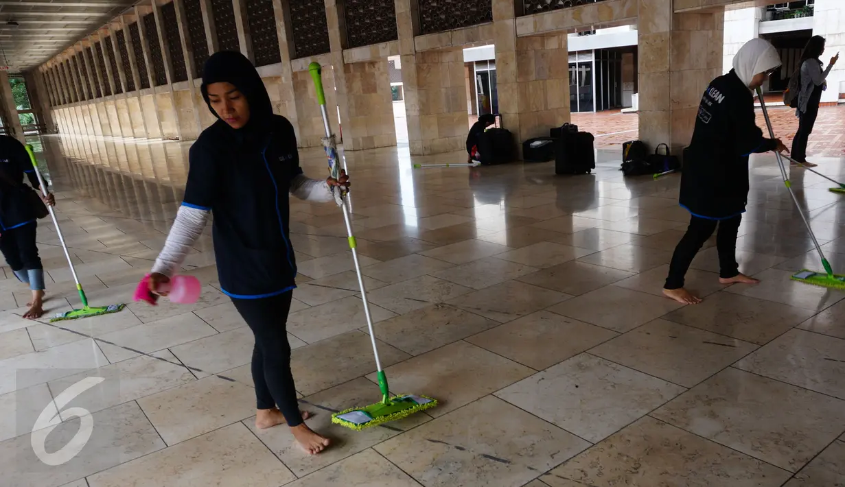 Perusahaan aplikasi online Go-Jek melalui mitra Go-Clean membersihkan Masjid Istiqlal, Jakarta, Jumat (17/6). Kegiatan tersebut merupakan rangkaian "Go-Clean Bersih-bersih 100 Masjid" di Jadetabek selama bulan Ramadan. (Liputan6.com/Fery Pradolo)