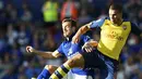 Pemain depan Arsenal, Lukas Podolski (kanan), berebut penguasaan bola dengan gelandang Leicester City, Andy King, saat berlaga di lanjutan Liga Primer Inggris 2014-2015 di Stadion King Power, (31/8/2014). (REUTERS/Dylan Martinez)
