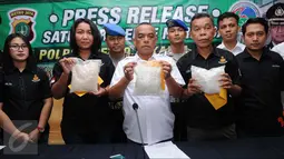 Jajaran Satuan Narkoba Polres Metro Jakarta Pusat memperlihatkan barang bukti saat rilis kasus narkoba, Kamis (29/12). Polisi menyita 3,2 kilogram sabu dari dua tersangka, yakni SY dan EH alias BB. (Liputan6.com/Gempur M Surya)