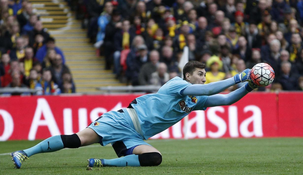 Costel Pantilimon adalah salah satu kiper yang beruntung memiliki tinggi luar biasa, yakni 2,03 meter. Karier kiper asal Rumania ini sebenarnya tak terlalu mentereng, namun ia sempat membela Manchester City sejak 2012 hingga 2014. (Foto: AFP/Adrian Dennis)