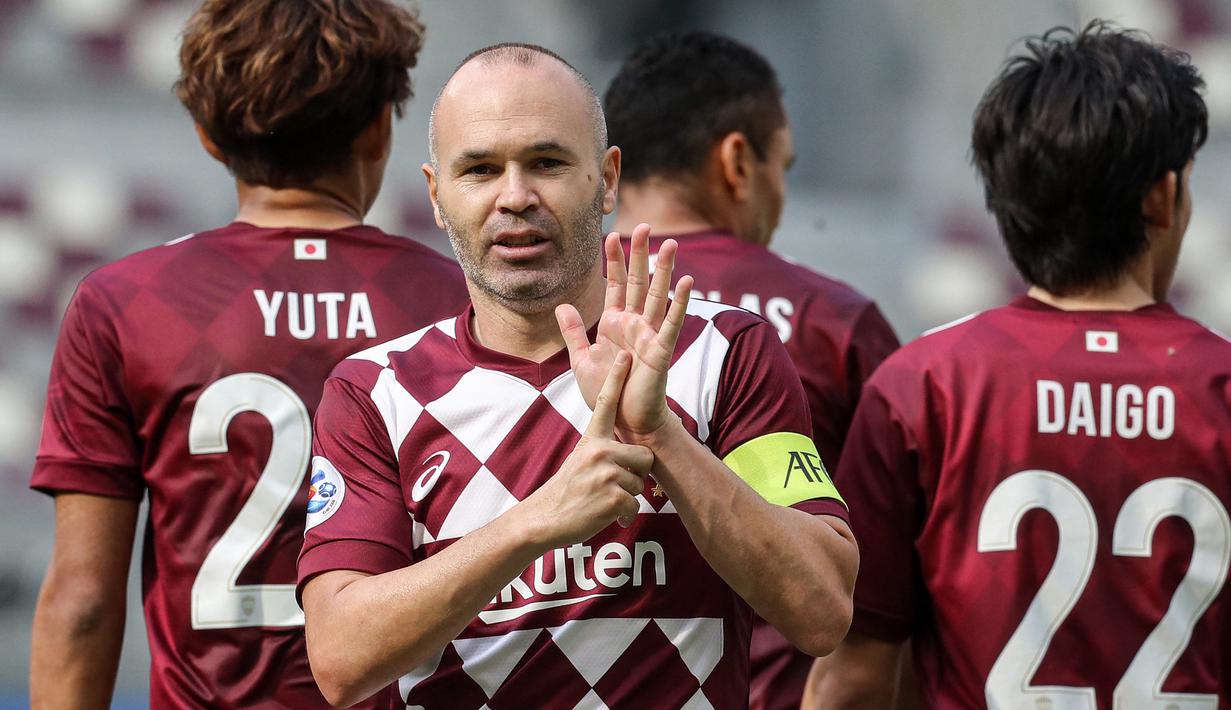 Andres Iniesta. Serupa dengan Lionel Messi, Andres Iniesta yang juga masih aktif bermain di Liga Jepang bersama Vissel Kobe dan terikat kontrak hingga Januari 2024 juga mendapat lampu hijau dari Joan Laporta jika ingin kembali memperkuat Barcelona. (AFP/Karim Jaafar)