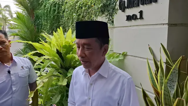 Presiden ke-7 RI Joko Widodo alias Jokowi di kediaman pribadinya di Solo, Jumat (25/7/2025). (Liputan6.com/Fajar Abrori)