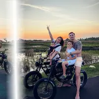 Keseruan Jessica Iskandar, Vincent Verhaag dan kedua putranya bermain sepeda di tepi sawah. (Foto: https://www.instagram.com/p/Cs9-Xv0vy9C/)