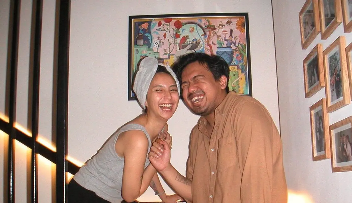 Mereka menyebutnya pacaran setelah menikah, tak heran jika keduanya terlihat kompak satu sama lain. Keluarga kecil ini juga semakin terlihat kocak. (Liputan6.com/IG/@clairineclay).