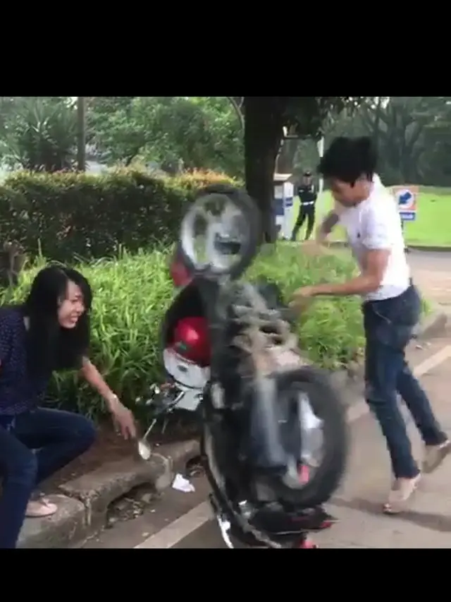 Tidak Terima Ditilang, Pemuda Rusak Motor Kekasih di Hadapan Petugas Polisi
