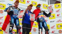 Dua pembalap Yamaha Racing Indonesia (YRI), Muhammaf Faerozi dan Arai Agaska naik podium merebut juara pertama dan peringkat ketiga di kelas AP250 ARRC Mandalika 2024, Minggu (28/7/2024). (Bola.com/Dok Yamaha Racing Indonesia)