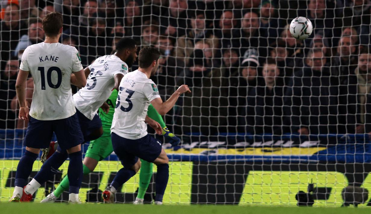 Chelsea tampil semakin agresif. Peluang demi peluang menghampiri gawang The Lilywhites, hingga akhirnya keunggulan bertambah di menit ke-34. Tanganga yang mencoba membuang bola tendangan bebas Ziyech, malah membentur Davies dan masuk ke gawangnya sendiri. (AFP/Adrian Dennis)