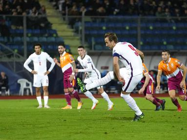 Pemain Inggris Harry Kane mencetak gol ke gawang San Marino pada pertandingan sepak bola Kualifikasi Grup I Piala Dunia 2022 di Stadion Olimpiade, Serravalle, San Marino, 15 November 2021. Inggris menang 10-0. (AP Photo/Antonio Calanni)