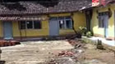 Tanah ambles di daerah Sumedang kian parah. Ratusan rumah rusak berat termasuk sarana umum seperti sekolah dasar dan kantor desa.