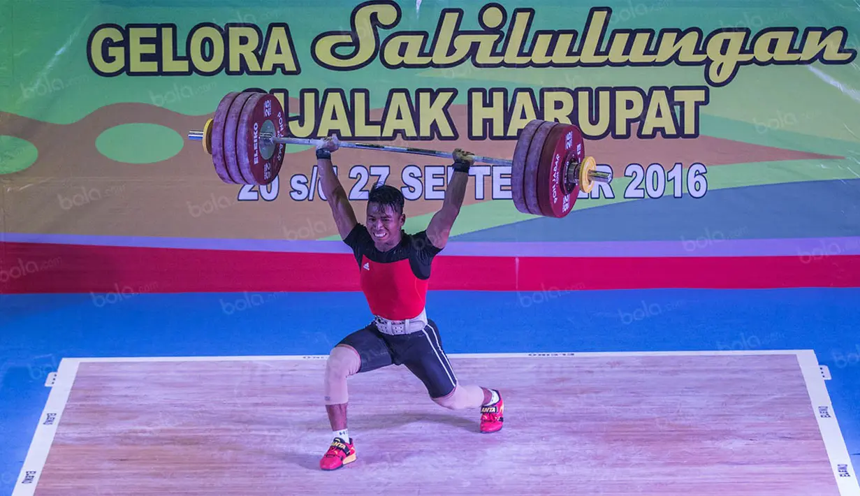 Deni berhasil membukukan total angkatan 328 kg (145 snatch dan 183 kg clean and jerk). (Bola.com/Vitalis Yogi Trisna)