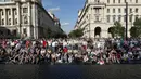 <p>Para pengunjuk rasa berkumpul di pusat kota Budapest, Hongaria (5/6/2021). Ribuan orang di Hungaria mekakukan aksi protes menentang rencana pembangunan Universitas China di Budapest. (AP Photo/Laszlo Balogh)</p>