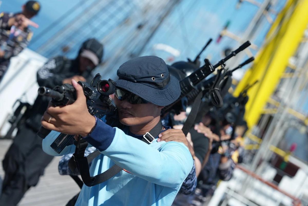 FOTO: Latihan VBSS Warnai Pelayaran Taruna ASEAN di KRI Bima Suci