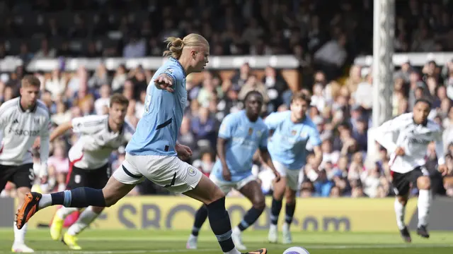 Bomber Manchester City, Erling Haaland, mencetak gol ke gawang Fulham di Craven Cottage, Minggu (25/05/2025) (AP/Dave Shopland)