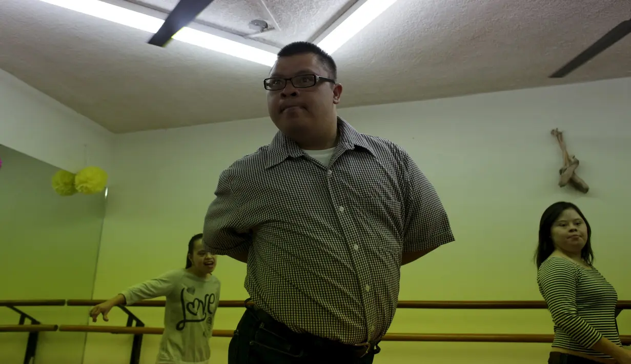  Seorang penari pengidap 'down syndrome' berlatih untuk tampil disebuah acara di Monterrey, Meksiko, pada 9 April 2016. Berkat bantuan Asosiasi "Abrazame con Discapacidad" mereka dapat pentas di acara-acara kecil di Meksiko. (REUTERS/Daniel Becerril)