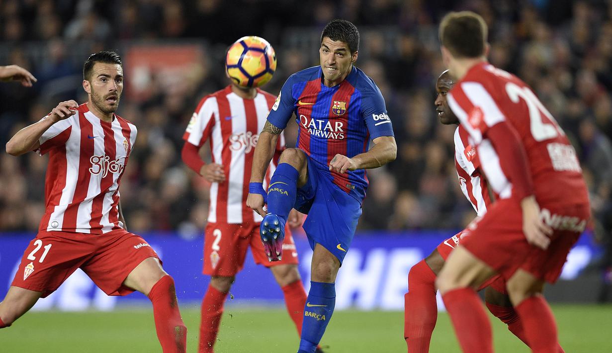 Striker Barcelona, Luis Suarez, mengontrol bola saat melawan Sporting. Pada laga ini Barca turun menggunakan formasi 3-4-3, sementara Sporting memakai skema 4-5-1. (AFP/Lluis Gene)
