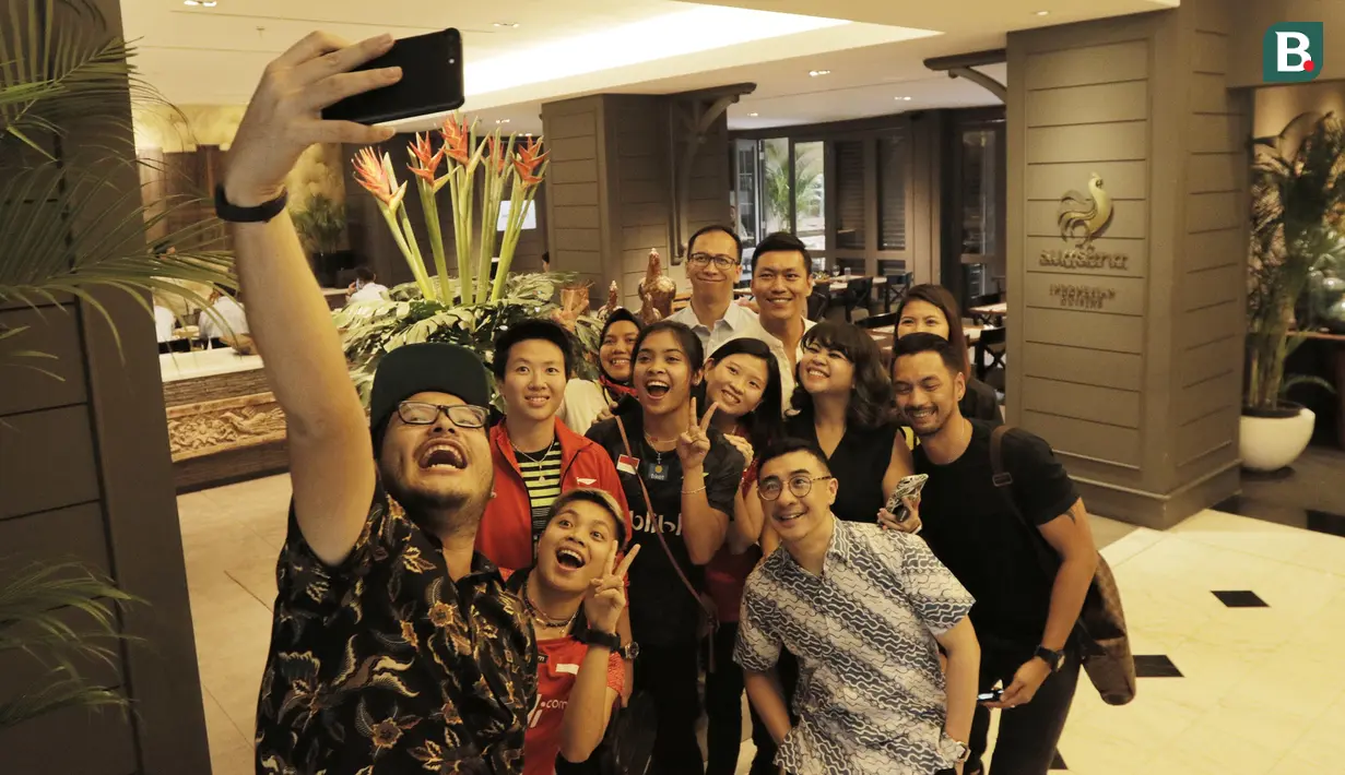Para content creators foto bersama dengan pebulutangkis Indonesia di Jakarta, Selasa (24/7/2018). Acara tersebut dalam rangka memberi dukungan untuk para atlet jelang Asian Games 2018. (Bola.com/M Iqbal Ichsan)