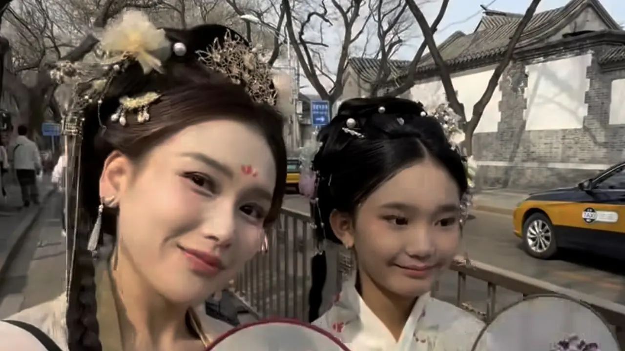 Ayu Ting Ting dan Bilqis Liburan ke China Kompak Kenakan Baju Tradisional. [@ayutingting92]