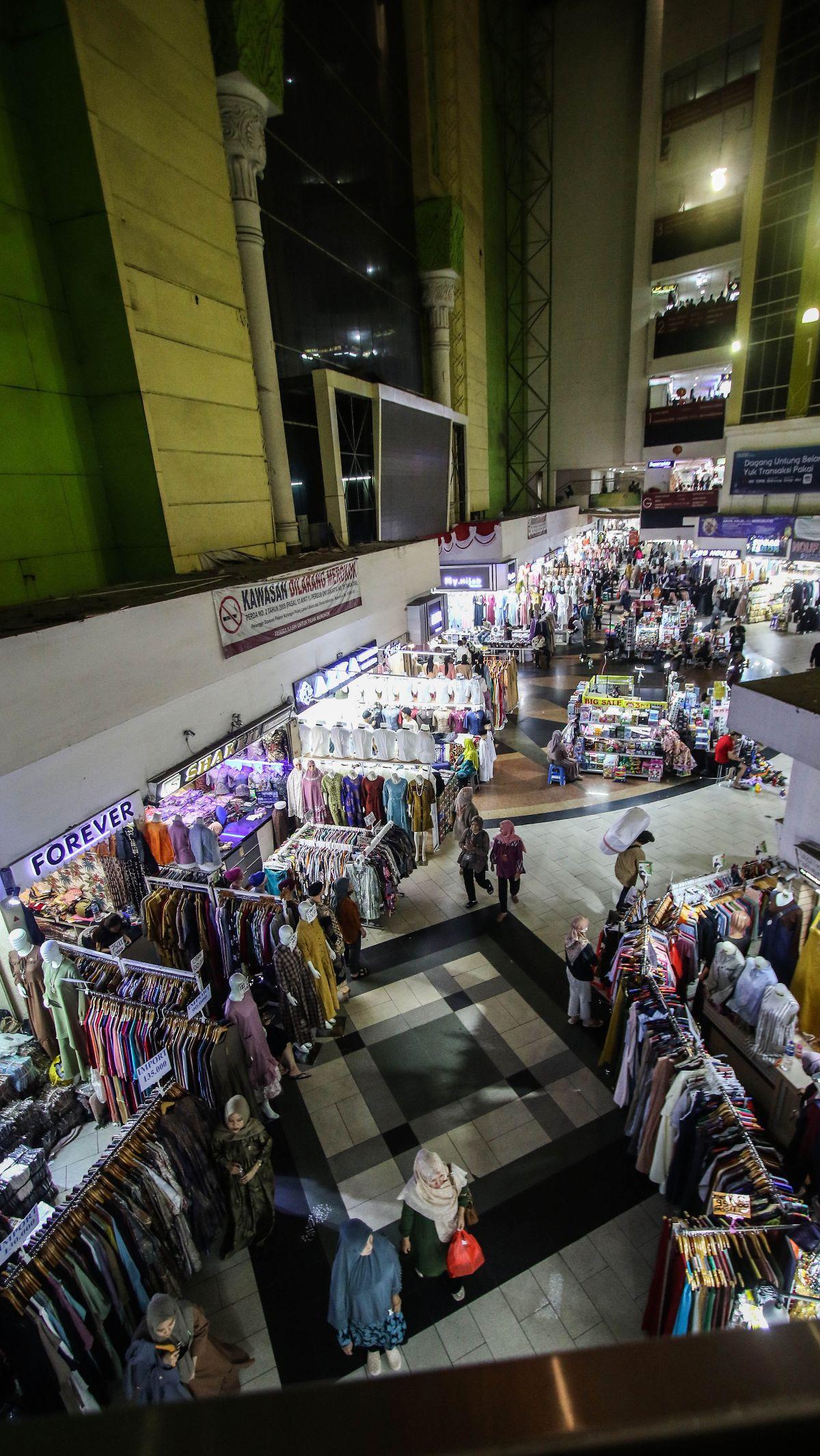 Keadaan ini tidak berarti membuat semua pembeli hijrah ke online shop. Masih ada pengunjung memilih untuk tetap belanja secara langsung mendatangi pasar.